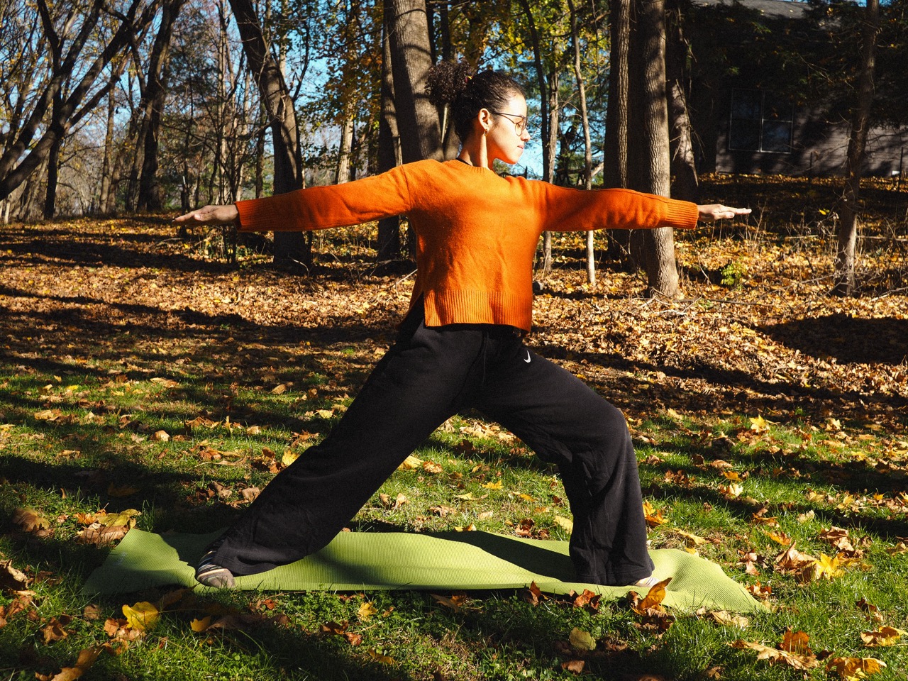 Práctica de yoga en la naturaleza con luz de otoño